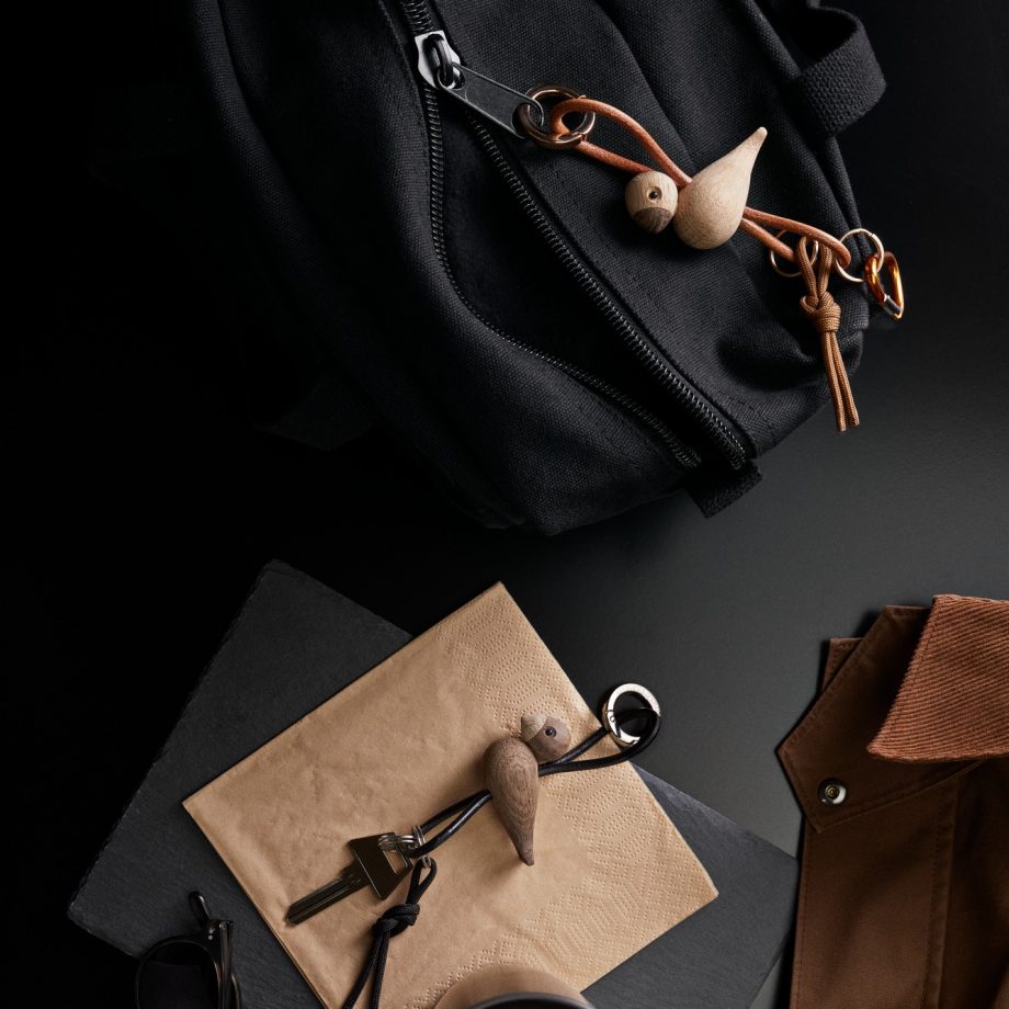 Mooie Kay Bojesen design sleutelhanger met houten vogel hangend op tas