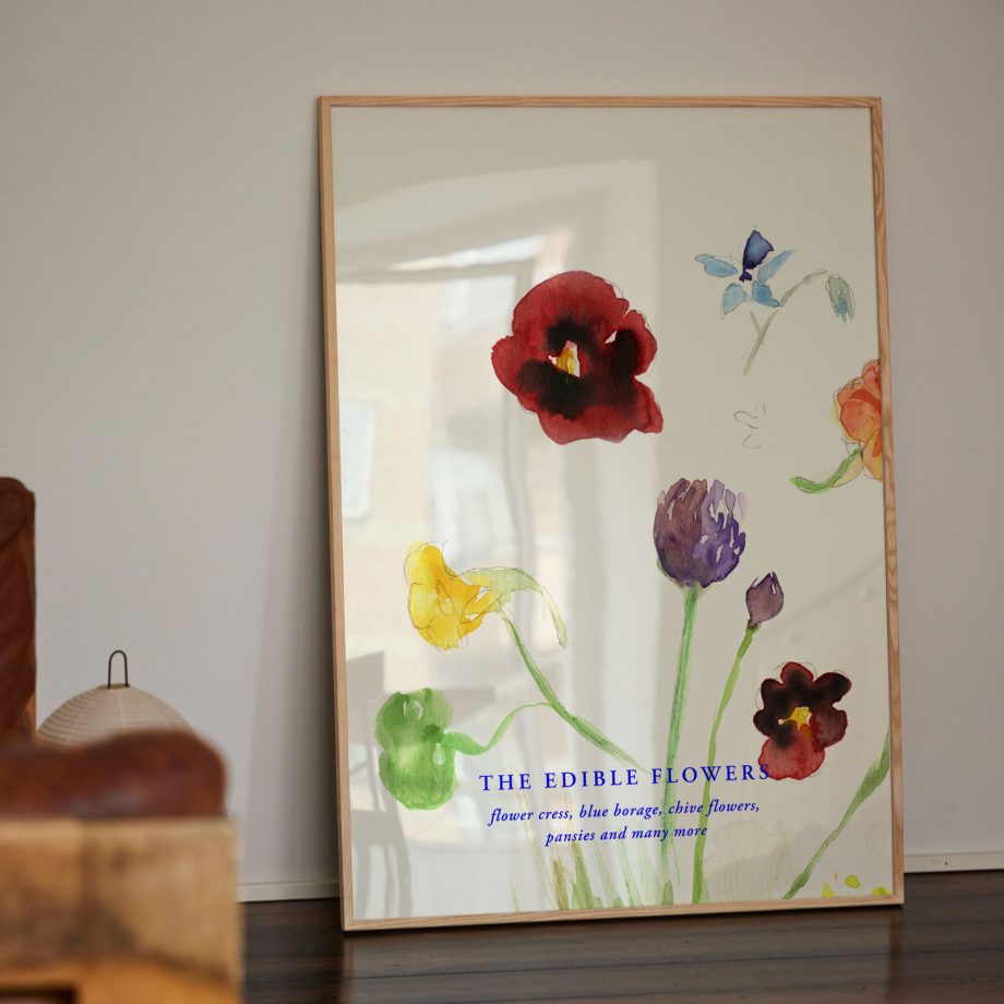 The Edible Flowers poster met kleurrijke bloemen in een eikenhouten lijst van Paper collective