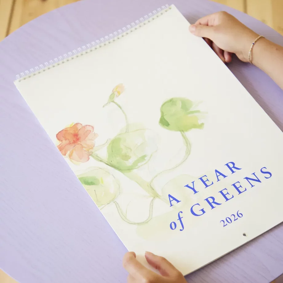 A Year of Greens 2026 wandkalender met 12 maanden van Paper Collective