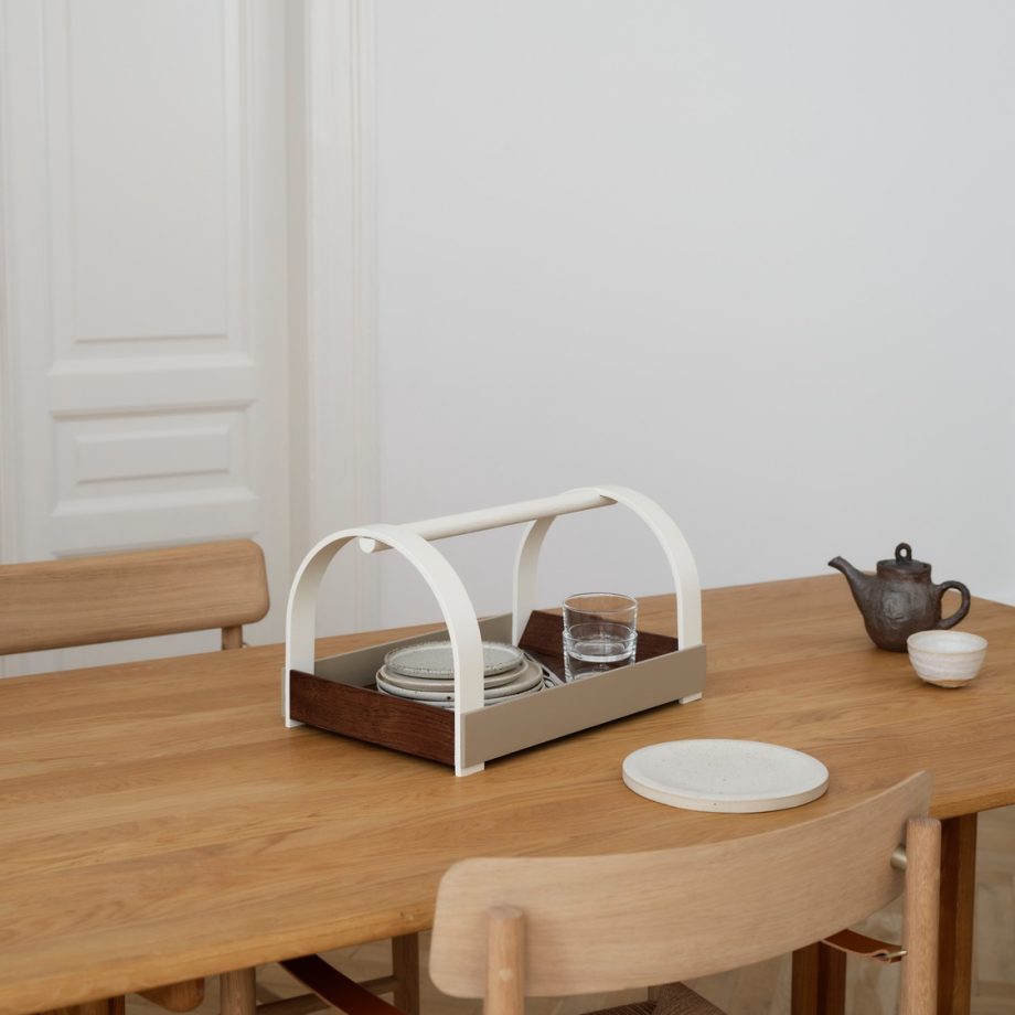 Tafel met Stijlvolle Kydo dienblad met witte handel van Gejst Design.