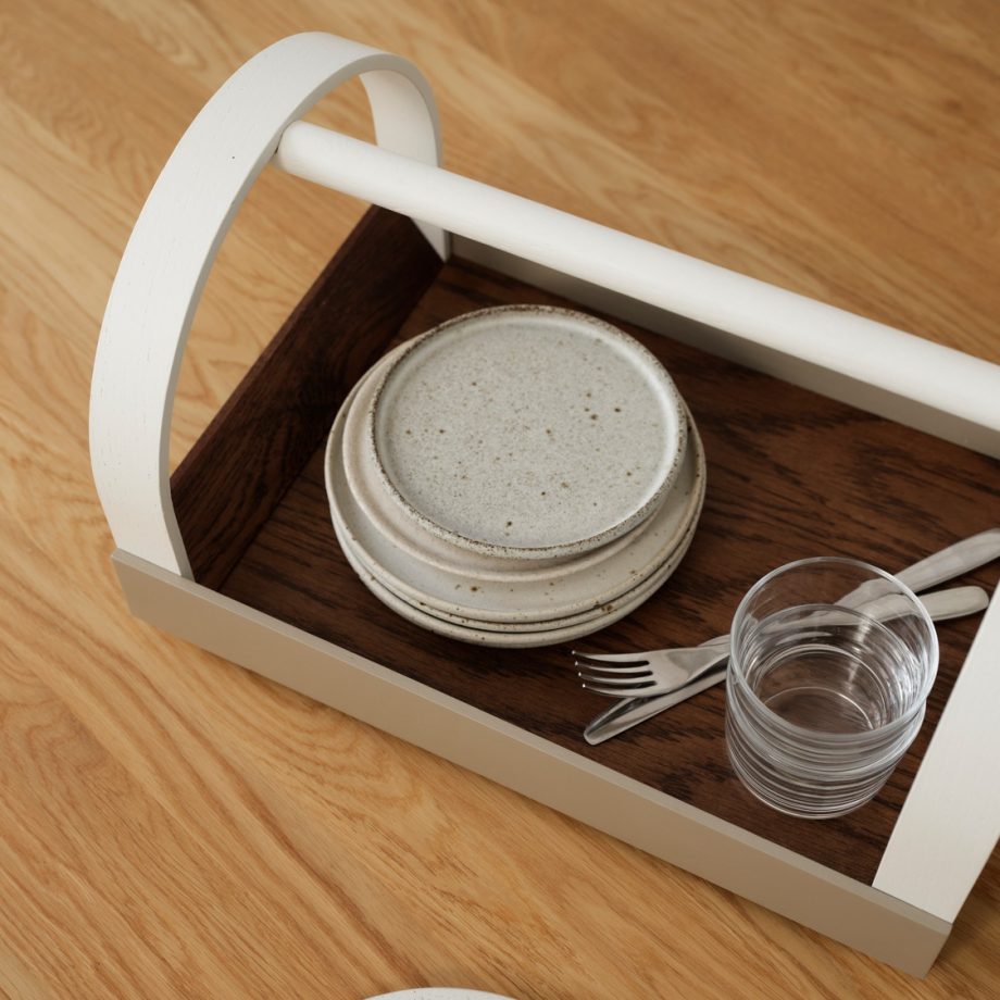 Detail: Kido tray dienblad met witte borden, glas en bestek.