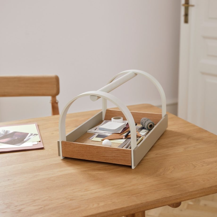 Tafel met Stijlvolle Kydo dienblad van licht eikenhout met witte handel van Gejst Design.