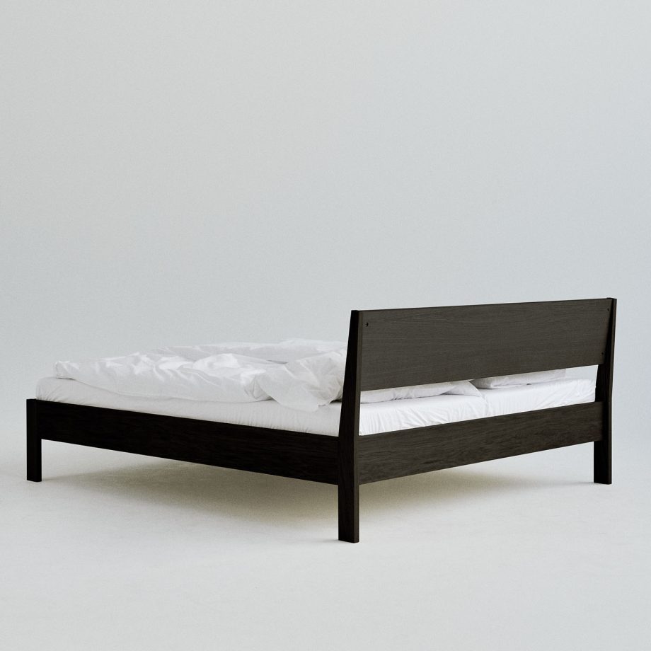 Achterkant Minimalistische Ejer bed frame met hoofdbord in zwart eikenhout van Rye Sleep