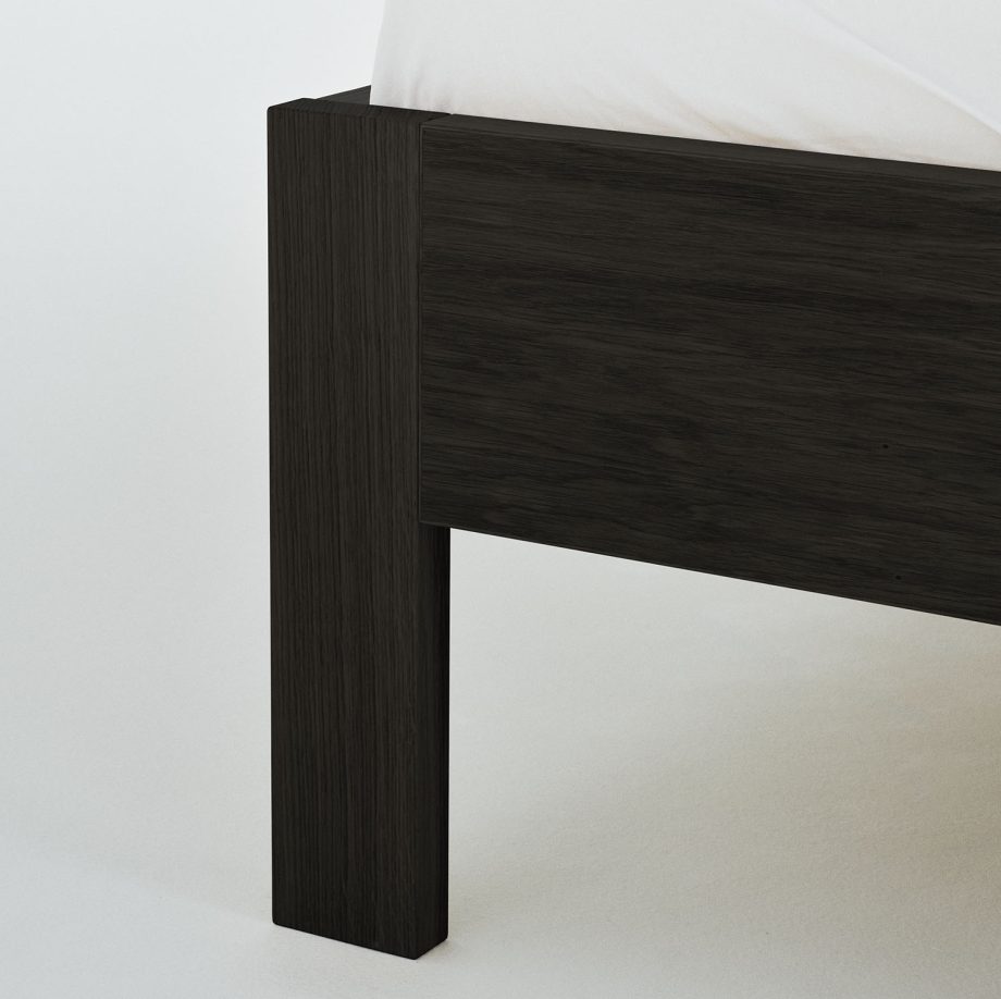 Detail Minimalistische Ejer bed frame in zwart eikenhout van Rye Sleep