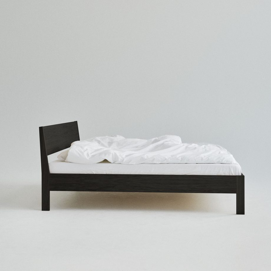 Zijkant Achterkant Minimalistische Ejer bed frame met hoofdbord in zwart eikenhout van Rye Sleep