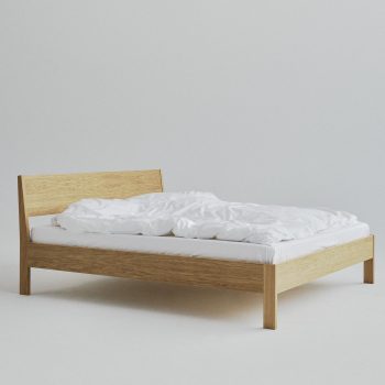 Ejer bed frame met hoofdbord in warm eikenhout van Rye Sleep