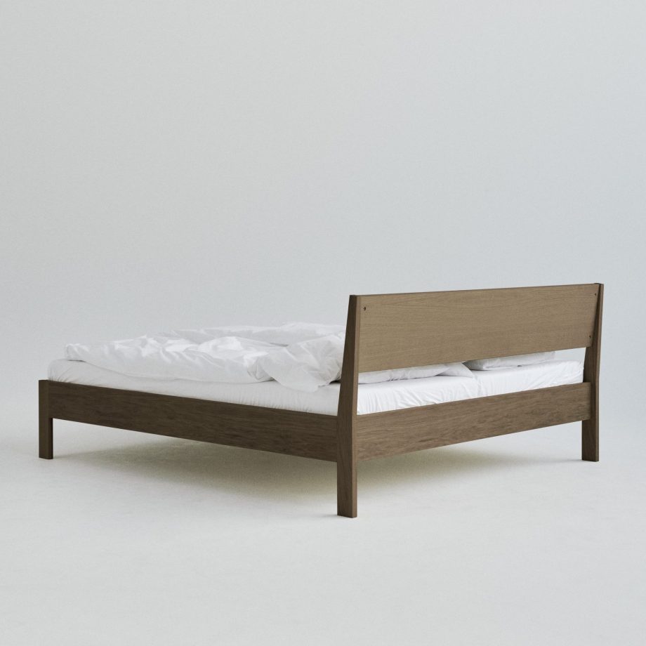 Achterkant Ejer bed frame met hoofdbord in gerookt eikenhout van Rye Sleep