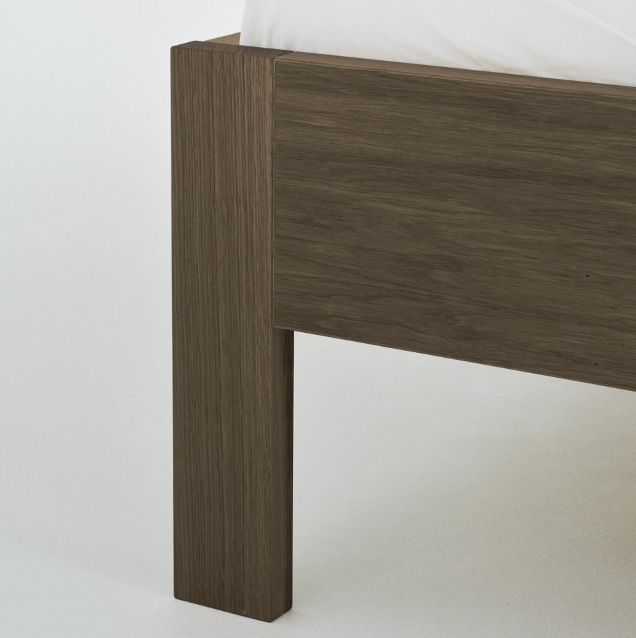 Details poten en frame Ejer bed in gerookt eikenhout van Rye Sleep