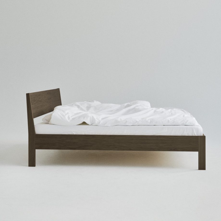 Zijkant Ejer bed frame met hoofdbord in gerookt eikenhout van Rye Sleep
