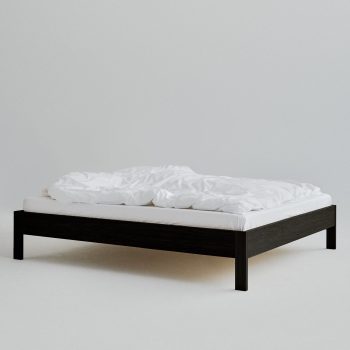 Minimalistische Ejer bed frame zonder hoofdbord in zwart eikenhout van Rye Sleep