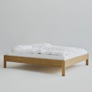 Ejer bed frame in warm eikenhout van Rye Sleep