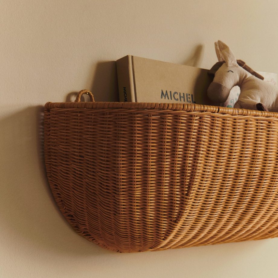 Ferm Living Wall pocket rotan wandmand met kinder speelgoed