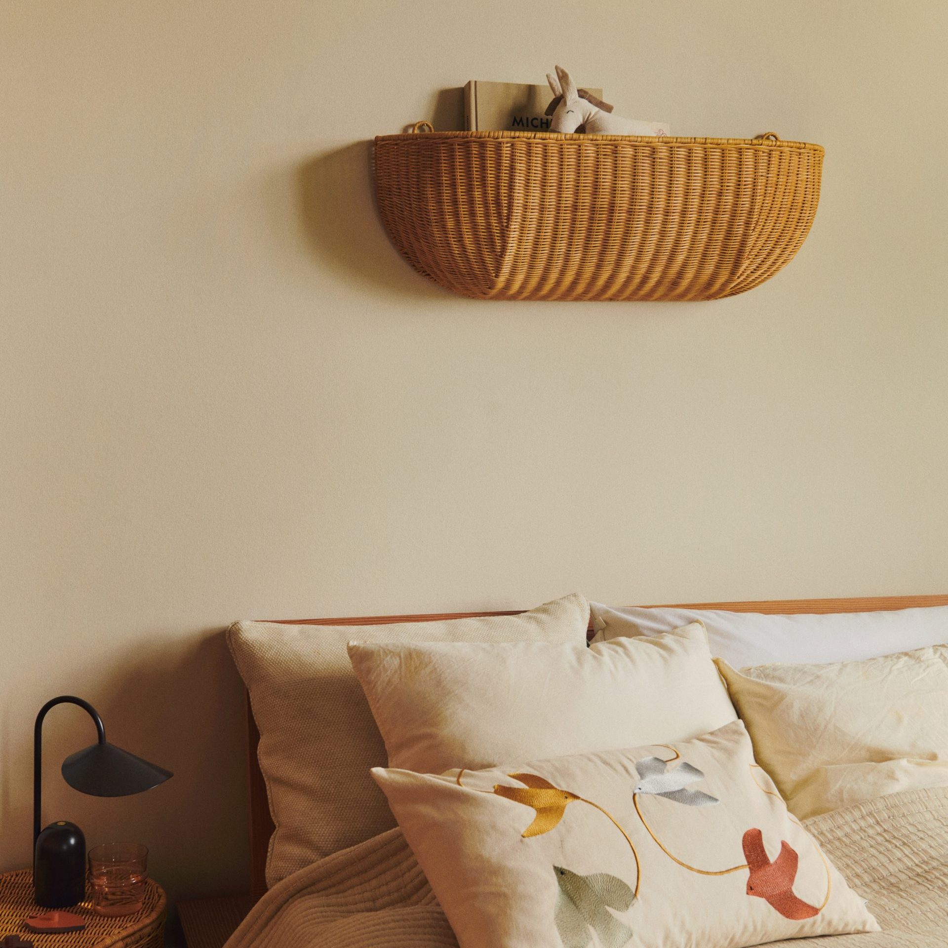 Ferm Living Wall pocket rotan hangende opbergmand in kinderkamer