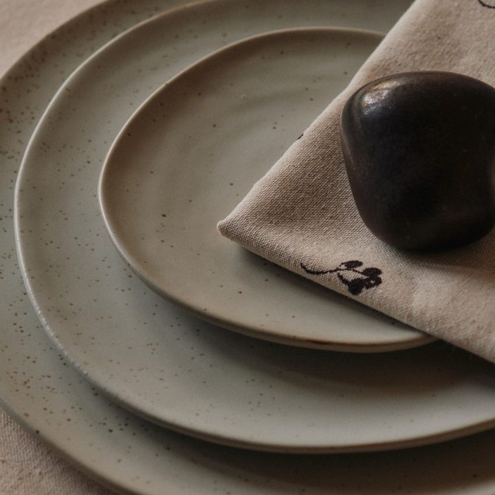 natuurlijke en mooie Ferm Living servetten op Scandinavische servies
