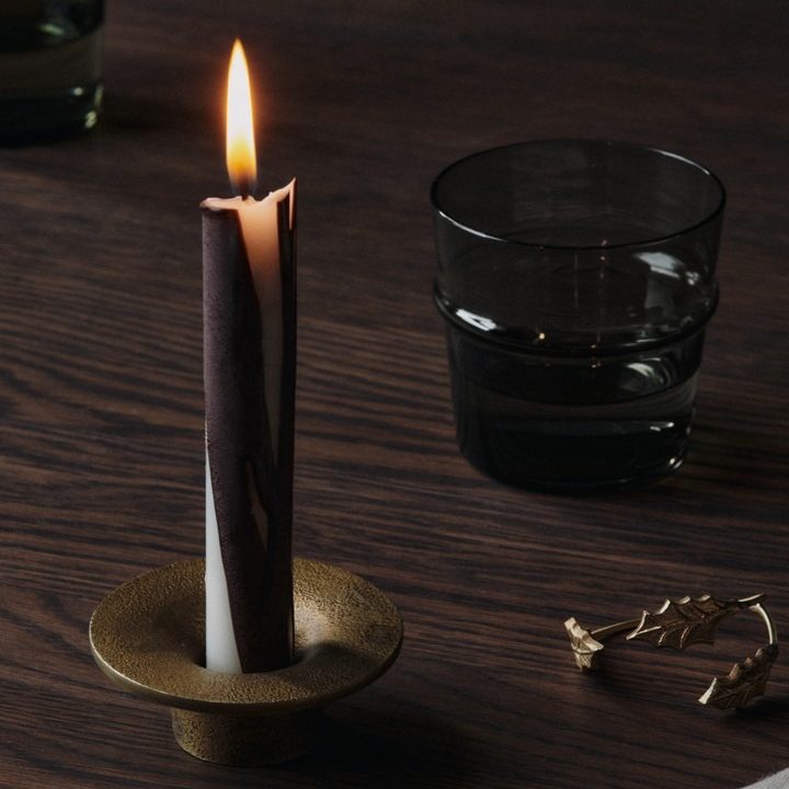 Soothe kandelaar van Ferm Living in rustiek messing look met dinerkaars