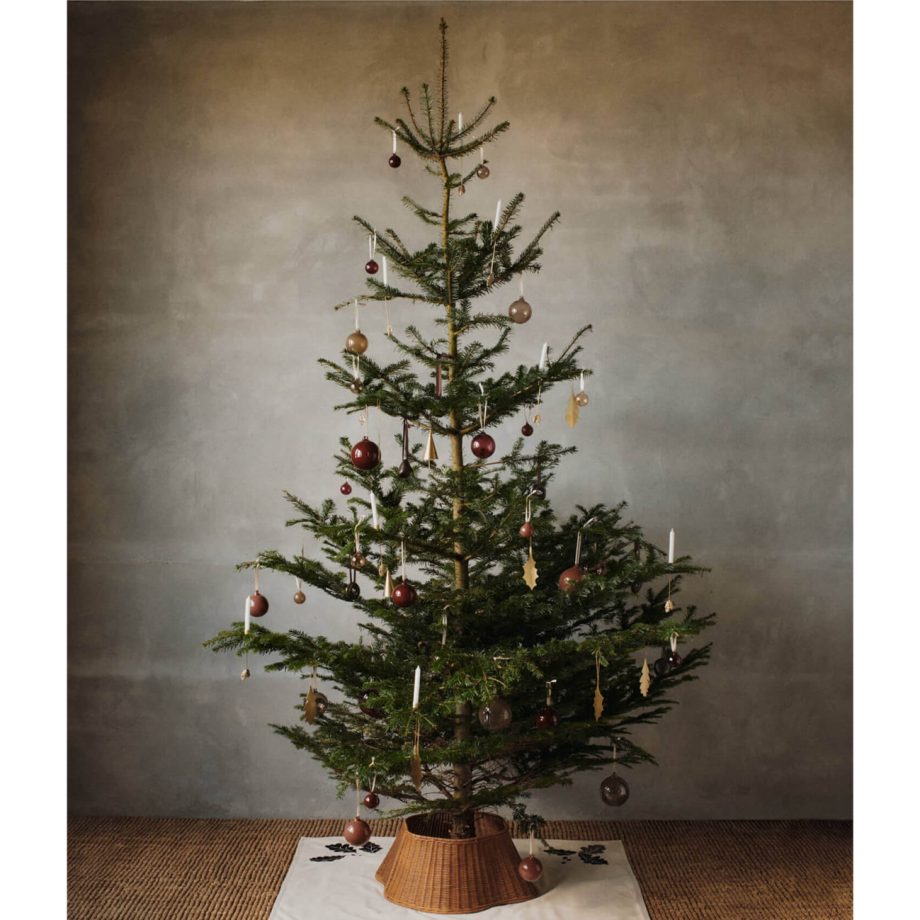 Nordic Kerstboom met Holly Leaf Kersthangers in messing van Ferm Living