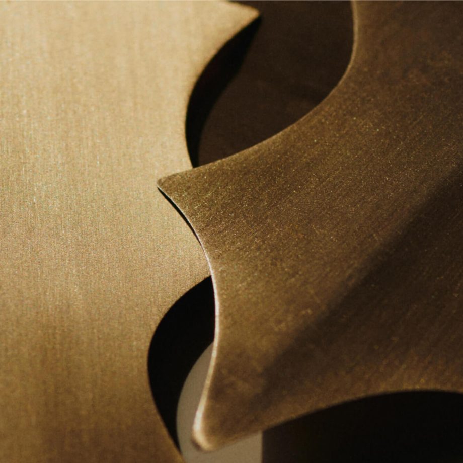 Close up Messing Holly Leaf kersthangers van Ferm Living