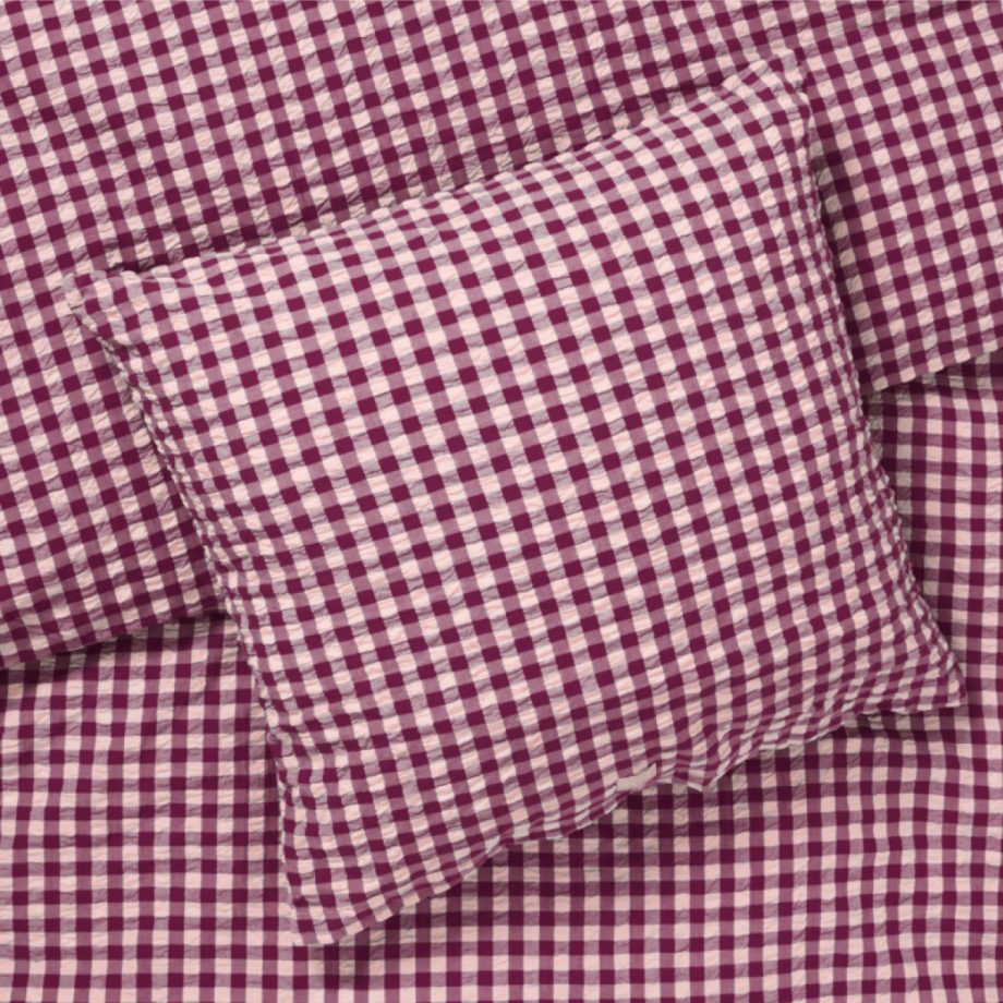 close up Juna Bæk & Bølge Geruit Beddengoed Pruim