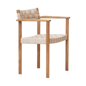 Motif Armchair form & refine met massief eikenhouten armleuning en gevlochten linnen