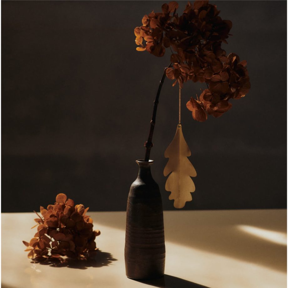 Oak Leaf messing ornament op herfstak Ferm Living