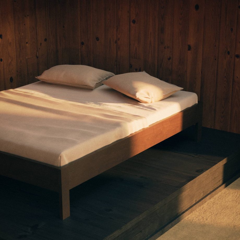 Minimalistische slaapkamer met Ejer bed frame in gerookt eikenhout zonder hoofdboard van Rye Sleep