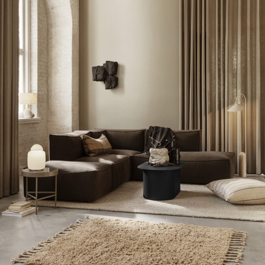Woonkamer met Amass hoogpolig vloerkleed met franjes van Ferm Living