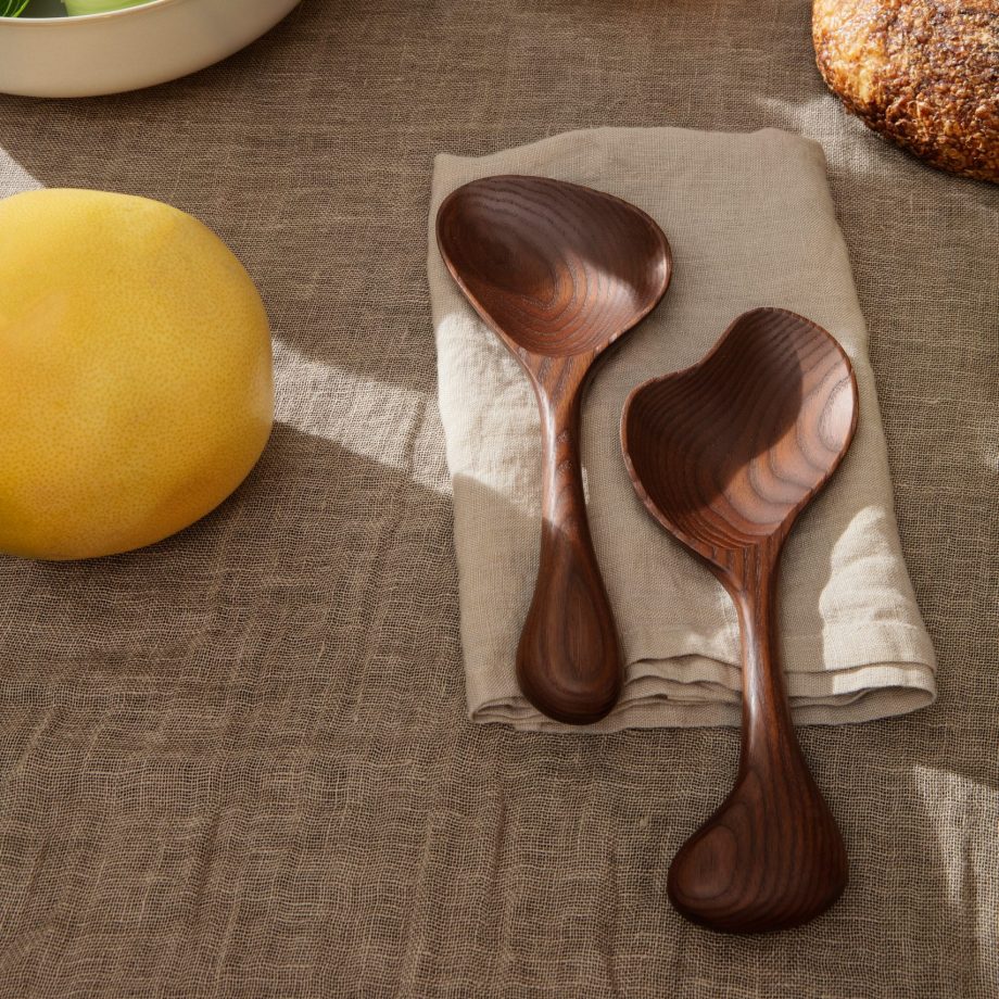 Mooie linnen servetten van Ferm Living op tafel met houten saladebestek