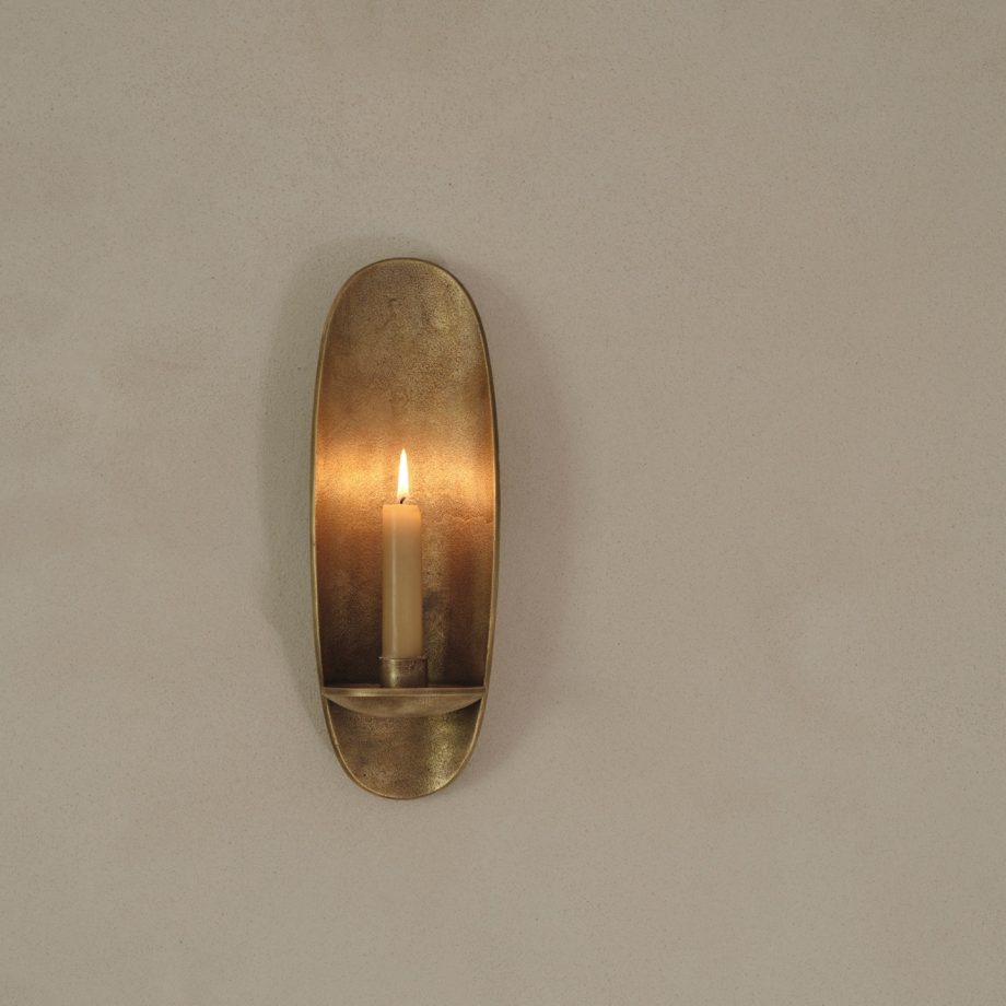Tijdloze wandkandelaar in messingkleur van Ferm Living Agapé Wall Candle Holder