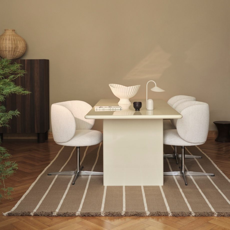 Ferm Living Clam Kelim vloerkleed in 140 x 200 cm zandkleur en off-white wol onder een witte eettafel en witte stoelen