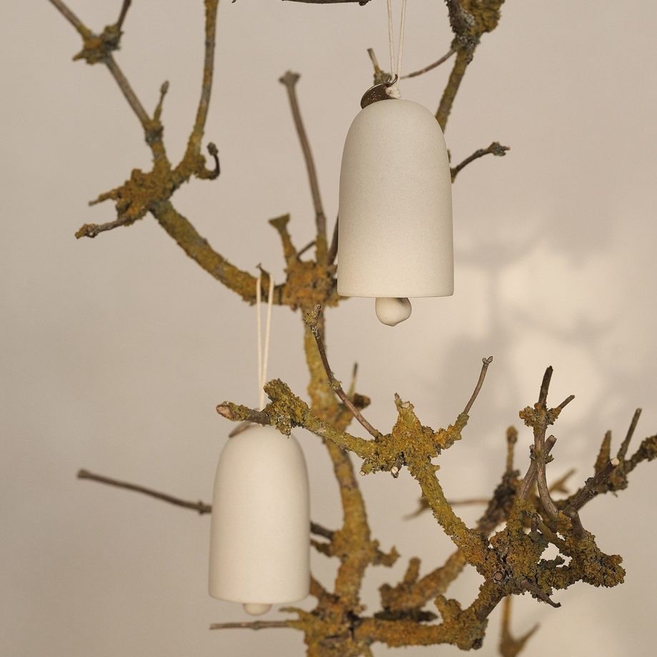 Bell kerstklokken kersthangers van Ferm Living hangend aan een kersttak