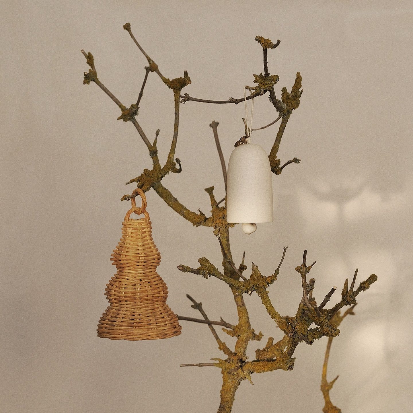 Bell kerstklokken ornamenten van Ferm Living hangend aan een kersttak