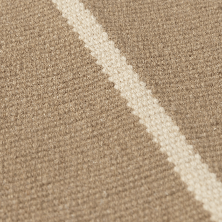 close up Ferm Living Clam Kelim vloerkleed zandkleur en offwhite wol
