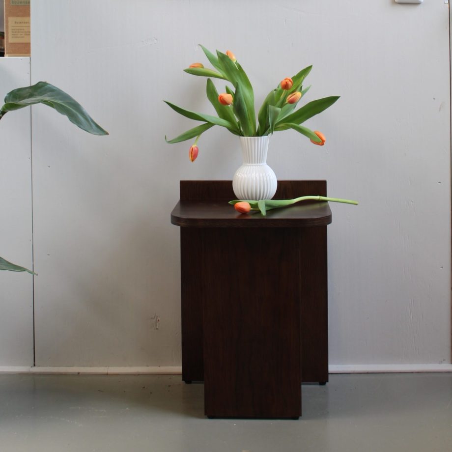 lyngby vaas met oranje tulpen op ismo bijzettafel van Gejst in showroom byJensen