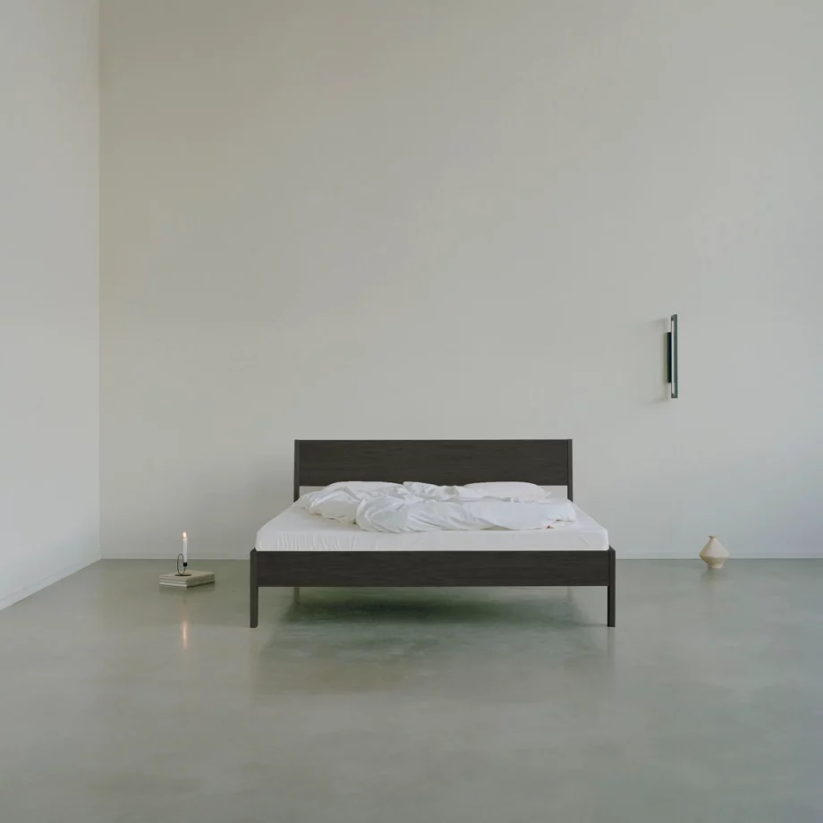 Zwarte Ejer bed frame van Rye Sleep in minimalistische slaapkamer
