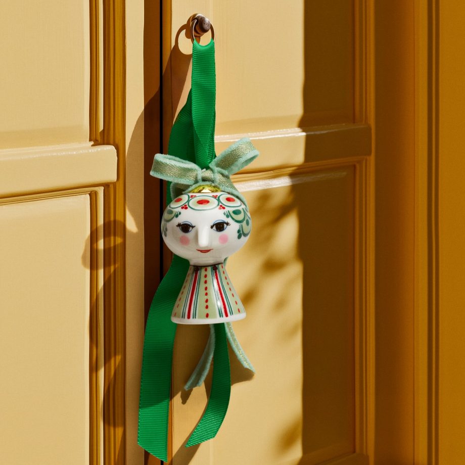 Groene Bjørn Wiinblad Eva kerstornament gezicht van meisje hangend op een deur