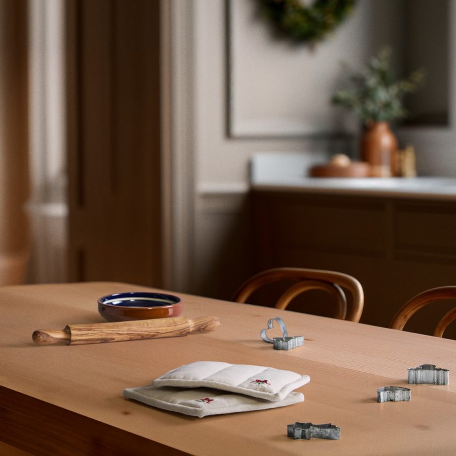 Juna pannenlappen in zandkleur op houten keukentafel