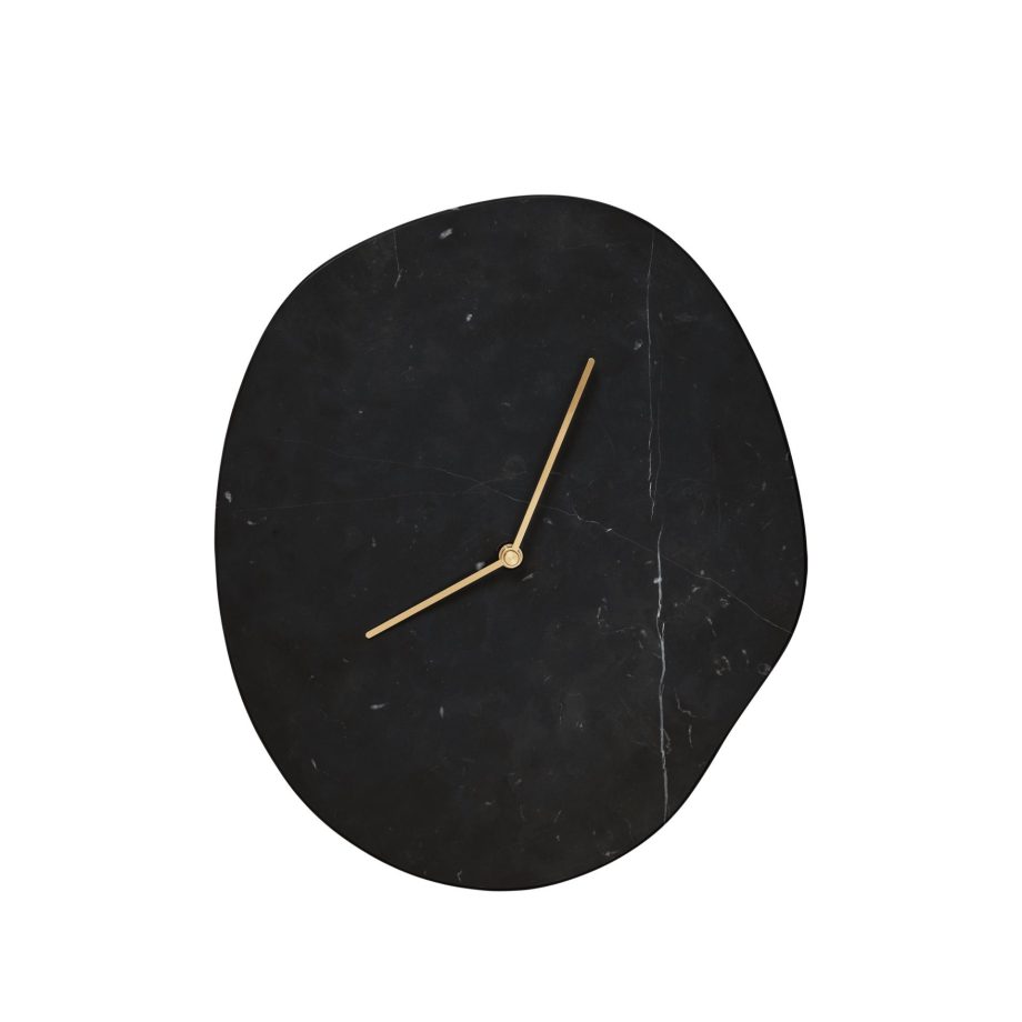 Zwarte Ferm Living Melt Wandklok in massief zwart marmer met messing wijzers