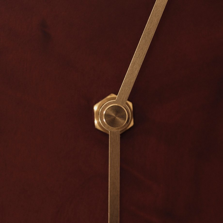 Close up Zwarte Ferm Living Melt Wandklok in massief zwart marmer met messing wijzers