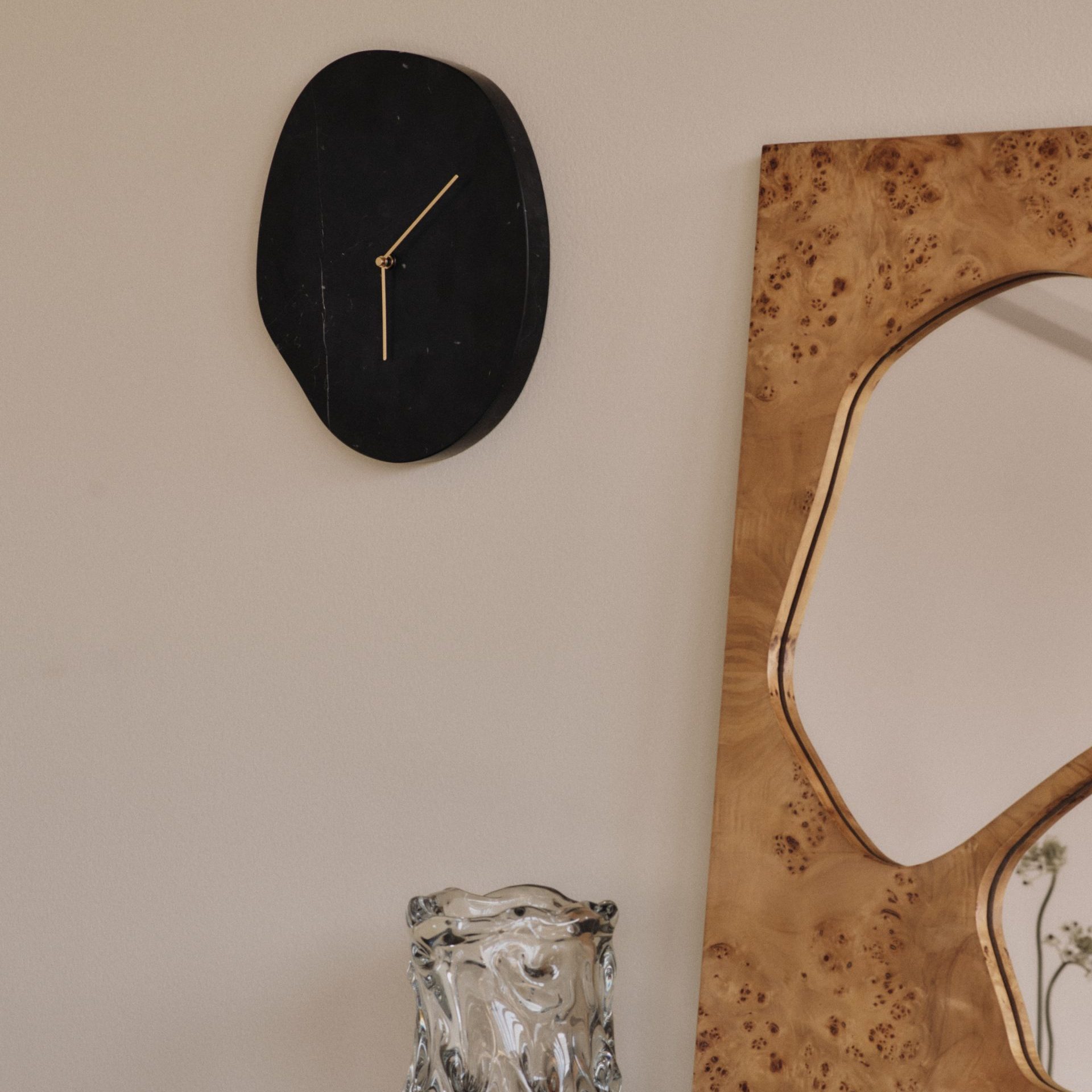 Zwarte Ferm Living Melt Wandklok in marmerlook op beige muur