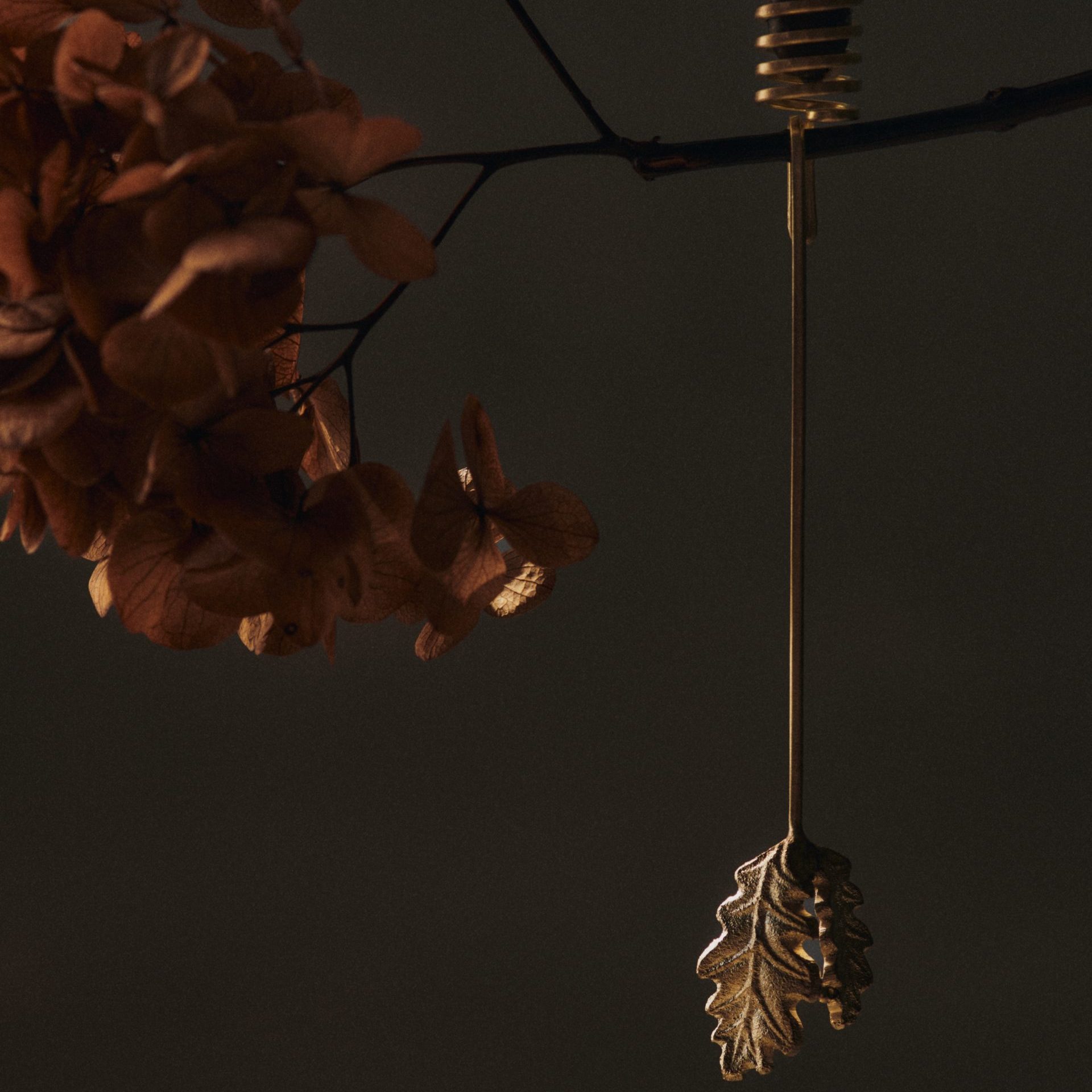 Ferm Living Oak Leaf kerstboomkaars houder aan herfsttak