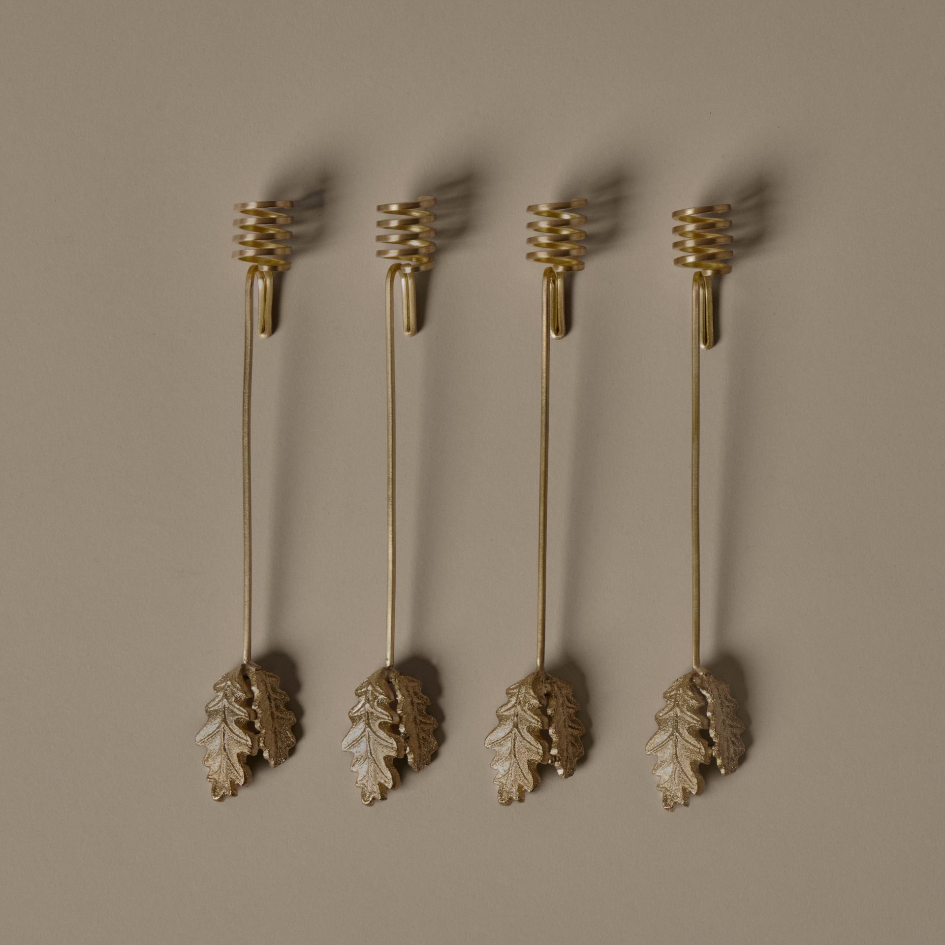 Stijlvolle Ferm Living Oak Leaf kerstboomkaars houder in messing set van 4 stuks