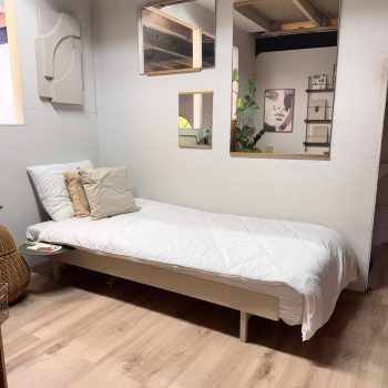 Beige Moebe bed showroommodel bij byJensen