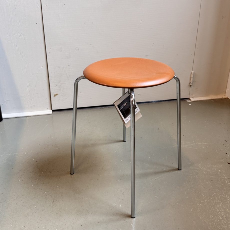 Frits Hansen Dot stool kruk ontworpen door Arne Jacobsen met walnut leer en 4 metalen poten