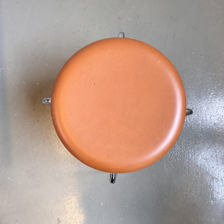 Detail Frits Hansen Dot stool kruk ontworpen door Arne Jacobsen met walnut leer
