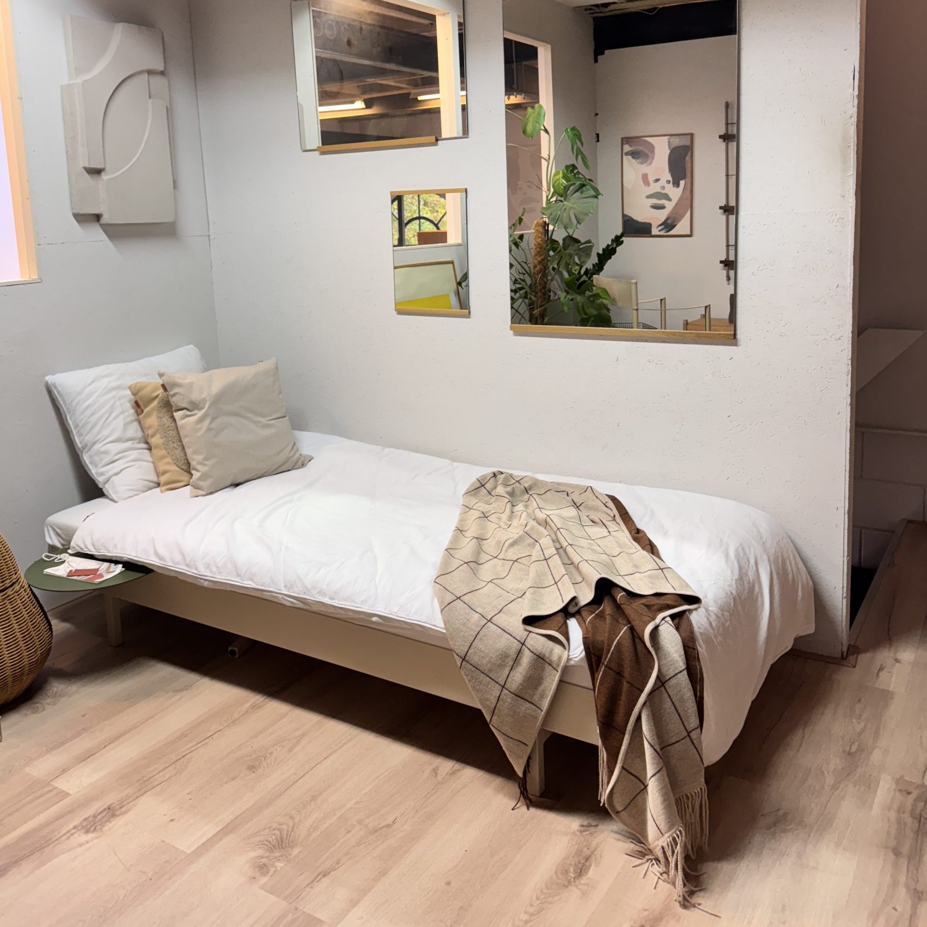 Beige Moebe bed showroommodel met lattenbodem bij byJensen