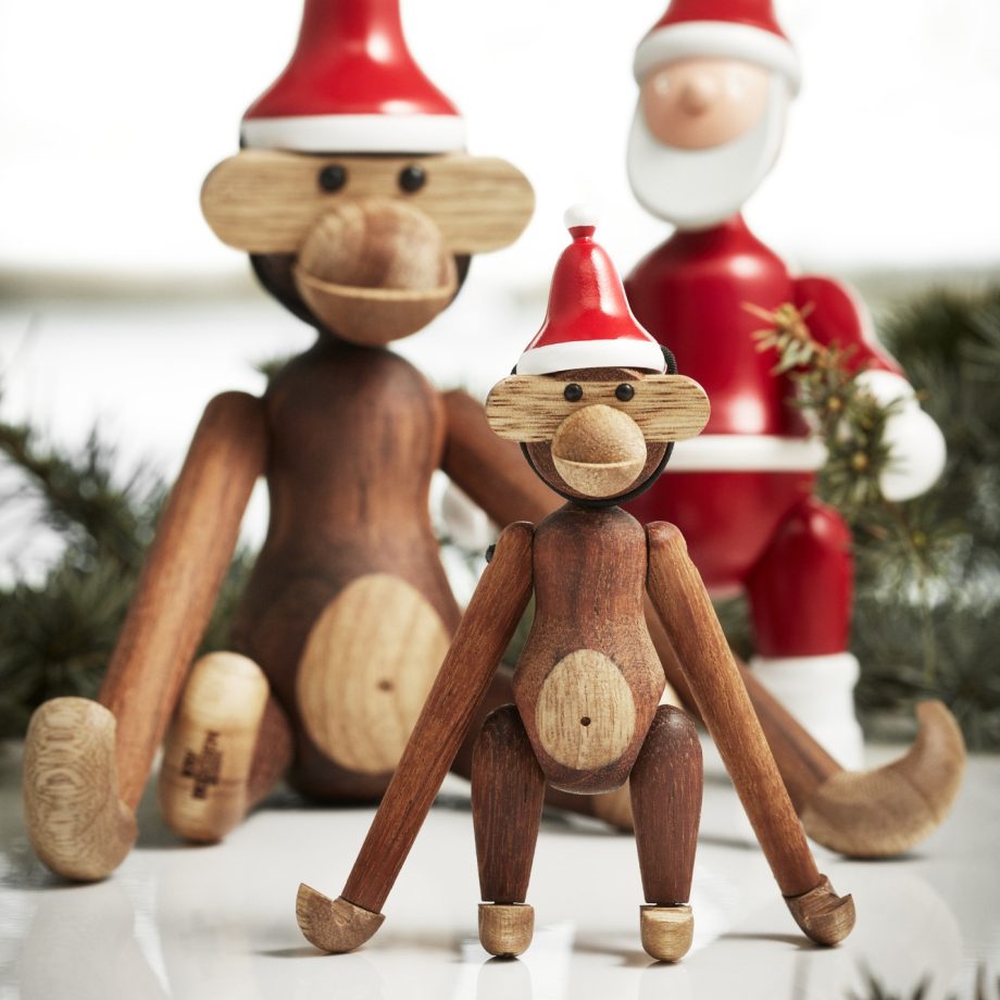 Kay Bojesen mini monkel met kerstmuts en op achtergrond de kerstman en het small aapje