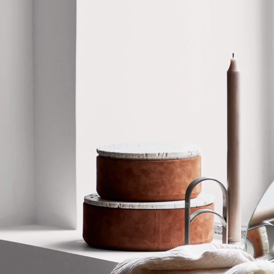 Gestapelde luxe Suede opbergdozen met travertin deksel van kristina dam Studio