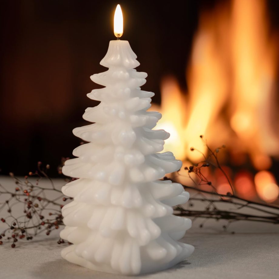 Witte kerstboom LED kaarsen van Uyuni Lighting met mooie vlam