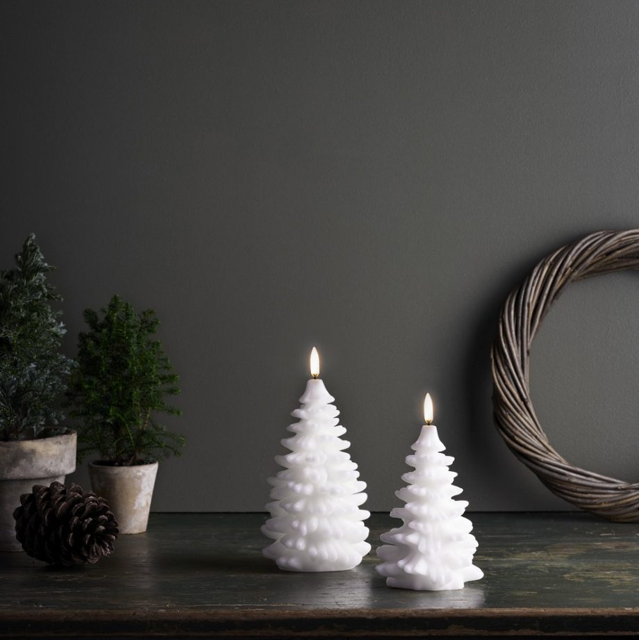 Witte kerstboom LED kaarsen van Uyuni Lighting op een kast met donkergrijze muur