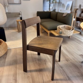 Blueprint stoel in gerookt eikenhout van Form & Refine in byJensen Showroom